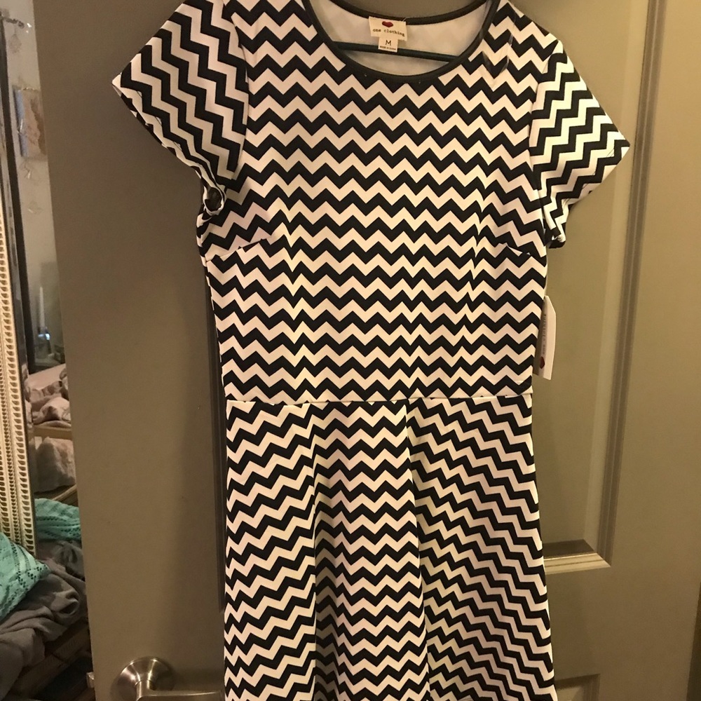 NWT fit-n-flare Black white chevron print dress M